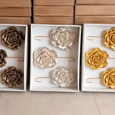 Patères murales décoratives avec roses métalliques dorées – lot de 3