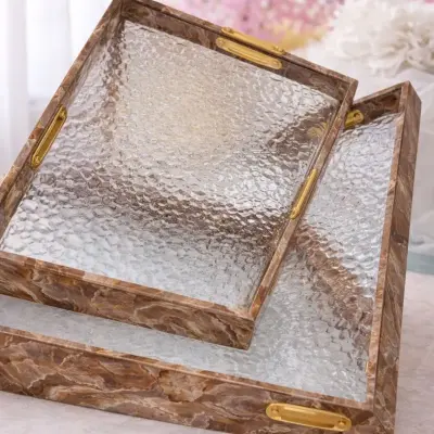 Plateau décoratif rectangulaire effet marbre avec verre texturé et poignées dorées
