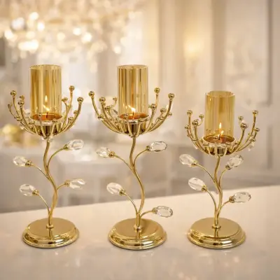 Bougeoir décoratif doré avec verre et cristaux élégants