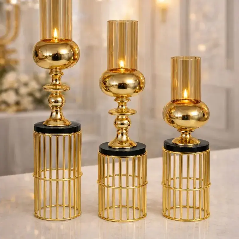 Bougeoir décoratif doré sur pied avec verre et base ajourée moderne