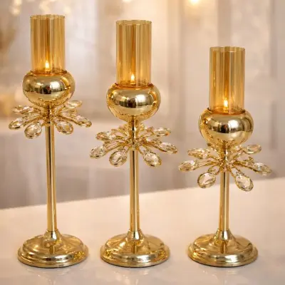 Bougeoir décoratif doré sur pied avec verre et cristaux élégants