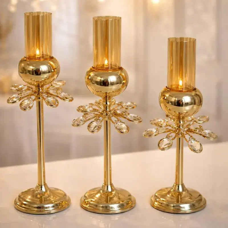 Bougeoir décoratif doré sur pied avec verre et cristaux élégants