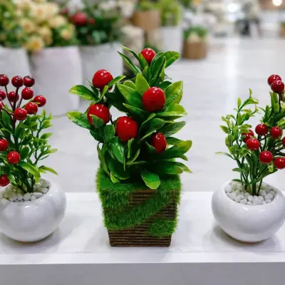 Composition décorative artificielle avec baies rouges et pots design