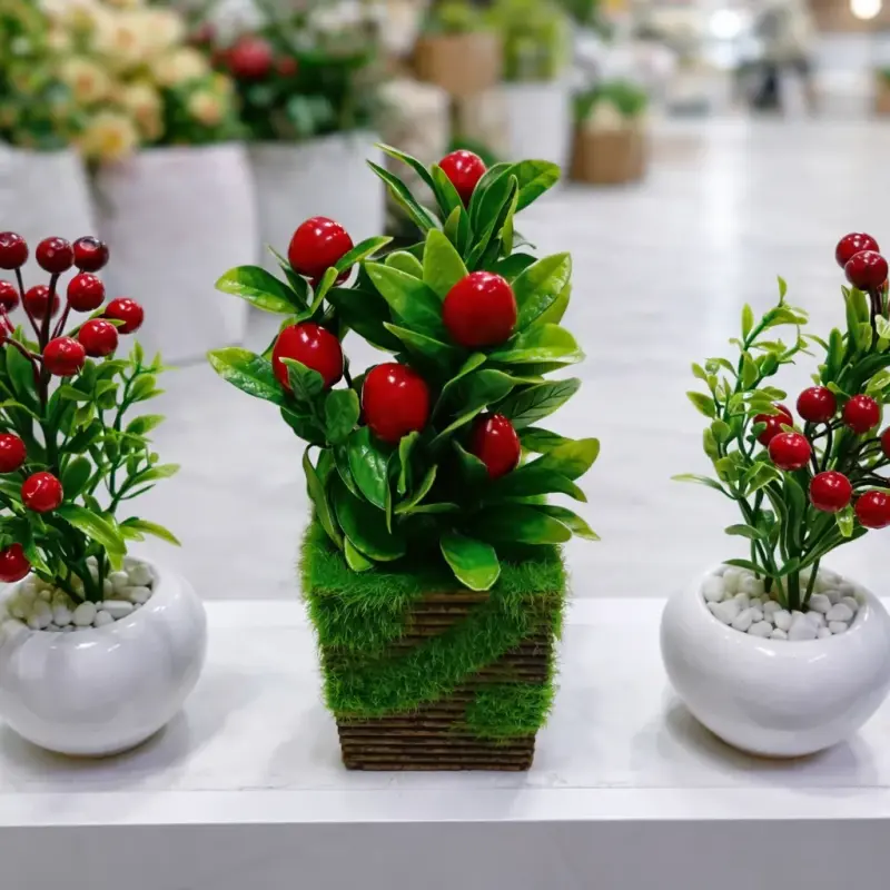 Composition décorative artificielle avec baies rouges et pots design