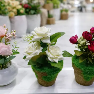 Ensemble de fleurs artificielles décoratives en pots avec roses multicolores