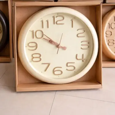 Horloge murale ronde moderne avec chiffres en relief – plusieurs coloris