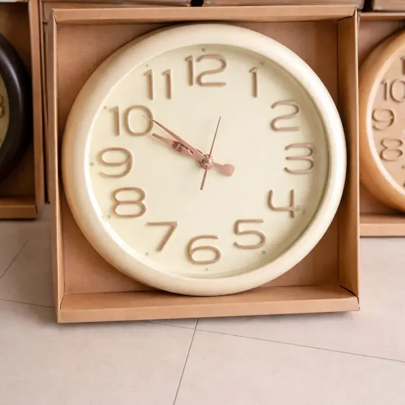 Horloge murale ronde moderne avec chiffres en relief – plusieurs coloris