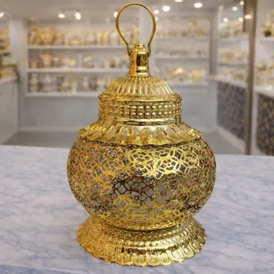 Lanterne décorative dorée en métal ajouré – Lanterne orientale élégante pour bougie