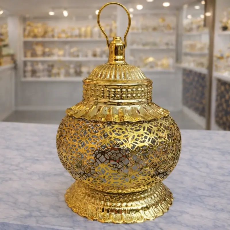 Lanterne décorative dorée en métal ajouré – Lanterne orientale élégante pour bougie