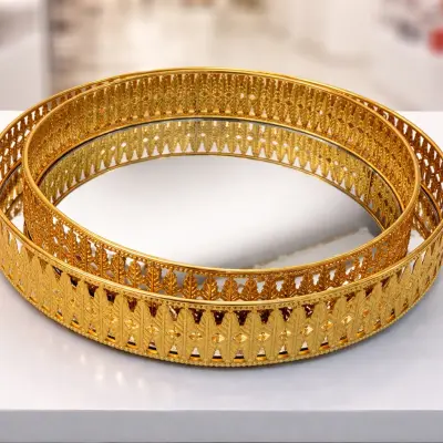 Lot de plateaux décoratifs ronds dorés ajourés avec fond miroir