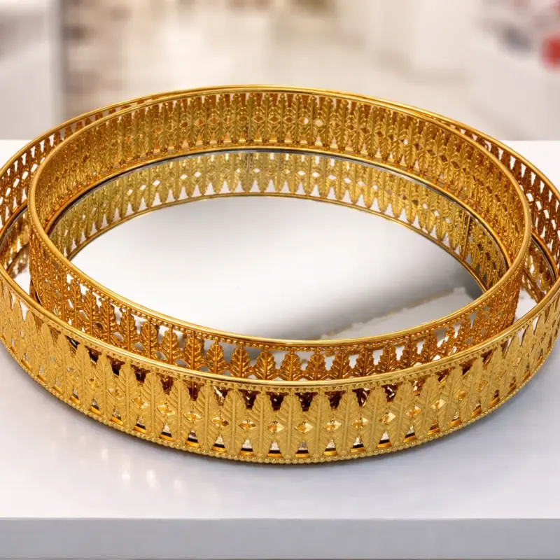 Lot de plateaux décoratifs ronds dorés ajourés avec fond miroir