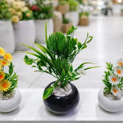 Plantes artificielles décoratives en pots avec fleurs et feuillage vert