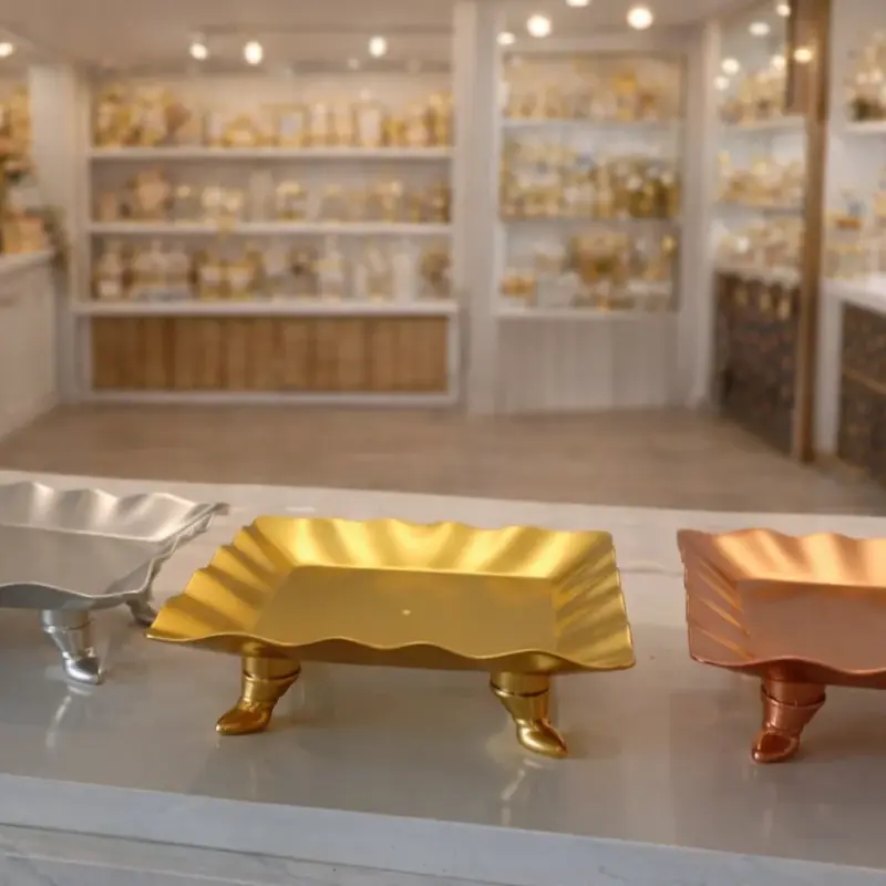 Plateau carré de présentation en métal décoratif – Présentoir élégant pour desserts et gâteaux