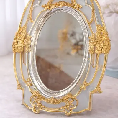 Plateau de service ovale doré avec miroir et motifs baroques