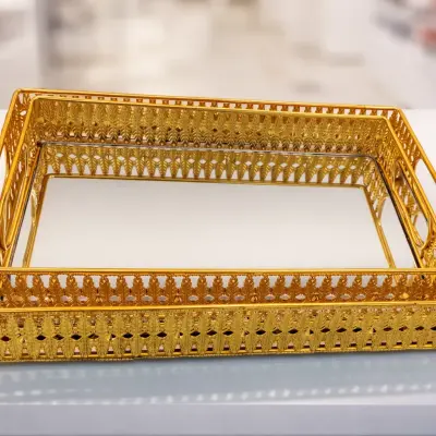 Plateau décoratif rectangulaire doré avec poignées intégrées