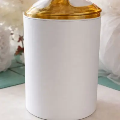 Poubelle décorative blanche avec couvercle doré élégant
