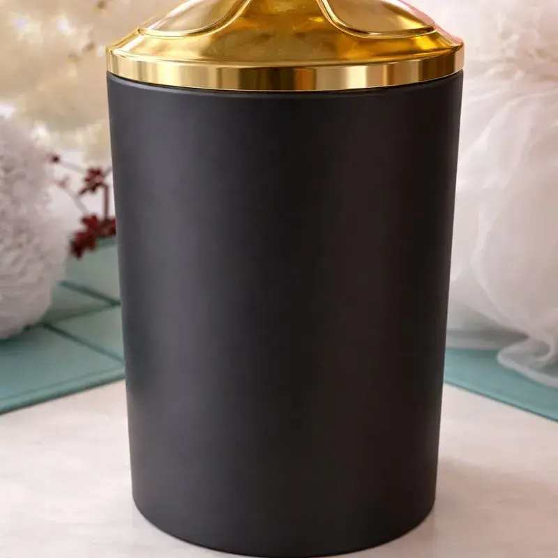 Poubelle décorative noire avec couvercle doré élégant