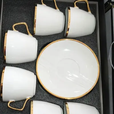Service à café blanc élégant avec liseré et anses dorés – 6 tasses avec soucoupes