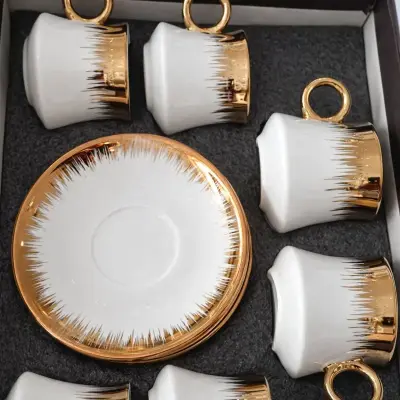 Service à café blanc et doré effet pinceau avec anses rondes – 6 tasses avec soucoupes