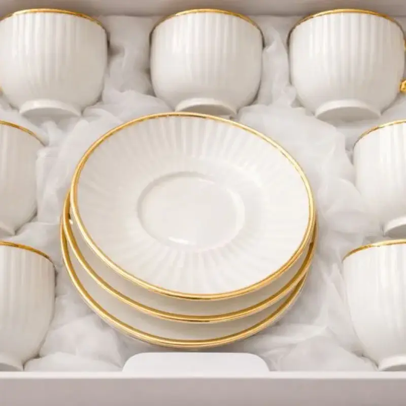 Service à café blanc et doré en porcelaine avec tasses striées élégantes