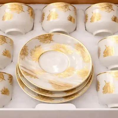 Service à café blanc et doré motif feuilles – tasses avec sous-tasses