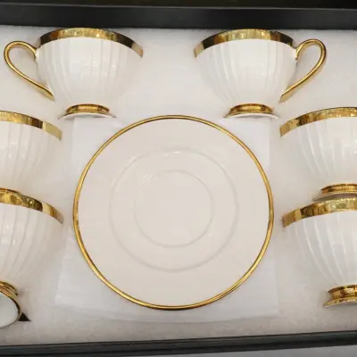 Service à café en porcelaine blanche et dorée – 6 tasses avec soucoupes élégantes