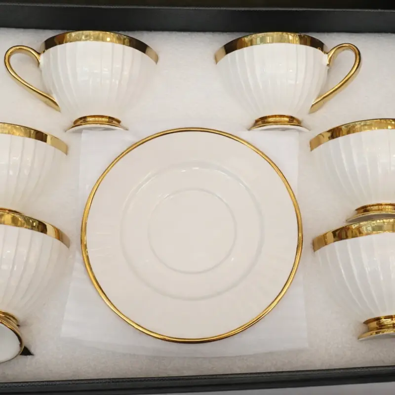 Service à café en porcelaine blanche et dorée – 6 tasses avec soucoupes élégantes