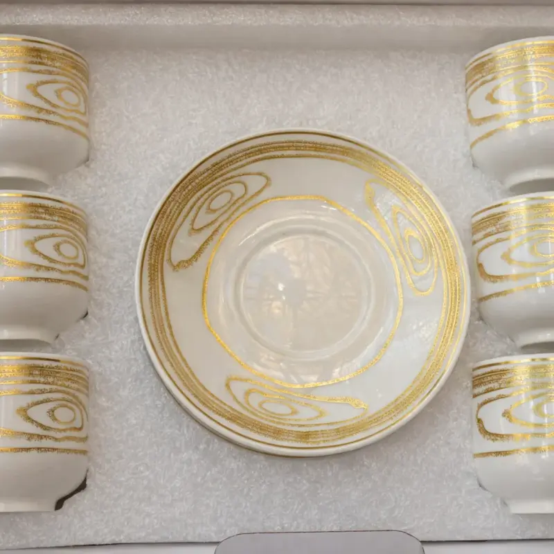 Service à café en porcelaine blanche et dorée – 6 tasses avec soucoupes élégantes