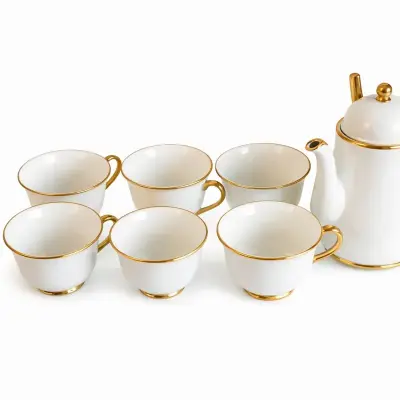 Service à thé élégant blanc et doré avec théière, tasses et plateau