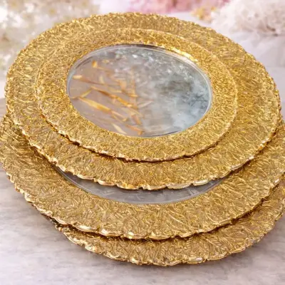 Service de plats décoratifs dorés avec plateau miroir et pinces assorties