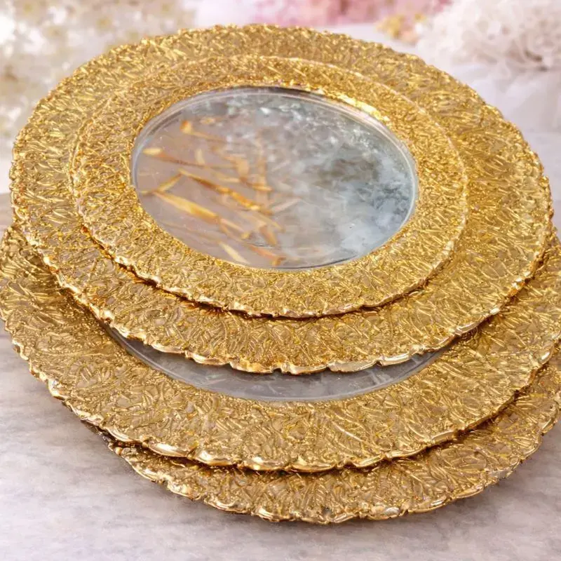 Service de plats décoratifs dorés avec plateau miroir et pinces assorties