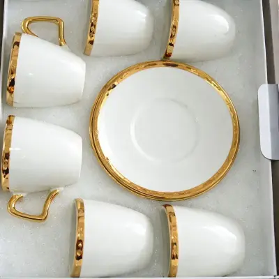 Service de tasses avec soucoupes blanc et doré en céramique