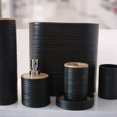 Set d’accessoires de salle de bain noir mat texturé avec détails effet bois
