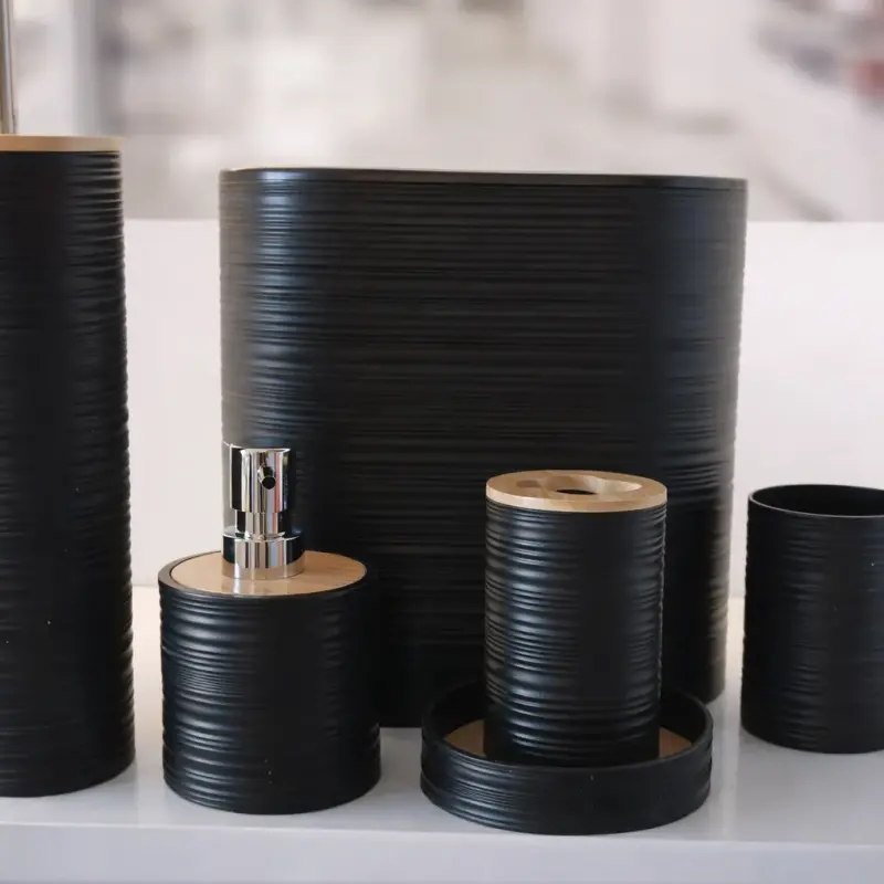 Set d’accessoires de salle de bain noir mat texturé avec détails effet bois