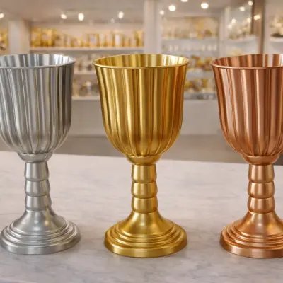 Vase décoratif en métal strié sur pied – Vase élégant pour fleurs et décoration intérieure