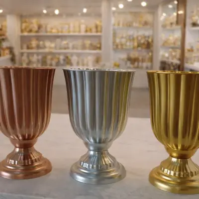 Vase décoratif en métal sur pied – Vase élégant pour fleurs et décoration intérieure