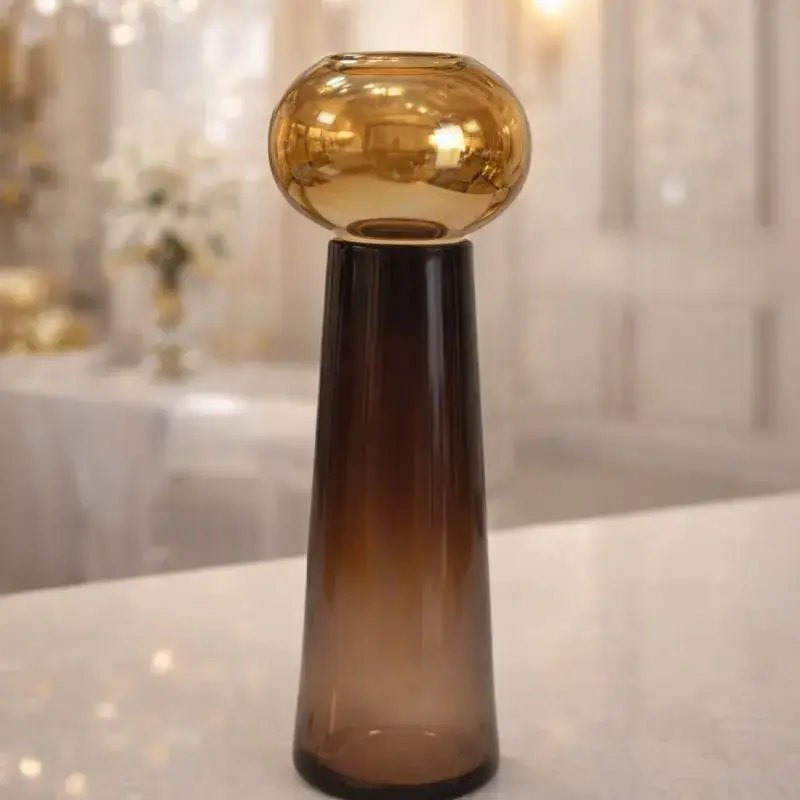 Vase décoratif en verre ambré avec finition dorée élégante