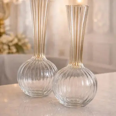 Vase décoratif en verre transparent avec rayures dorées élégantes