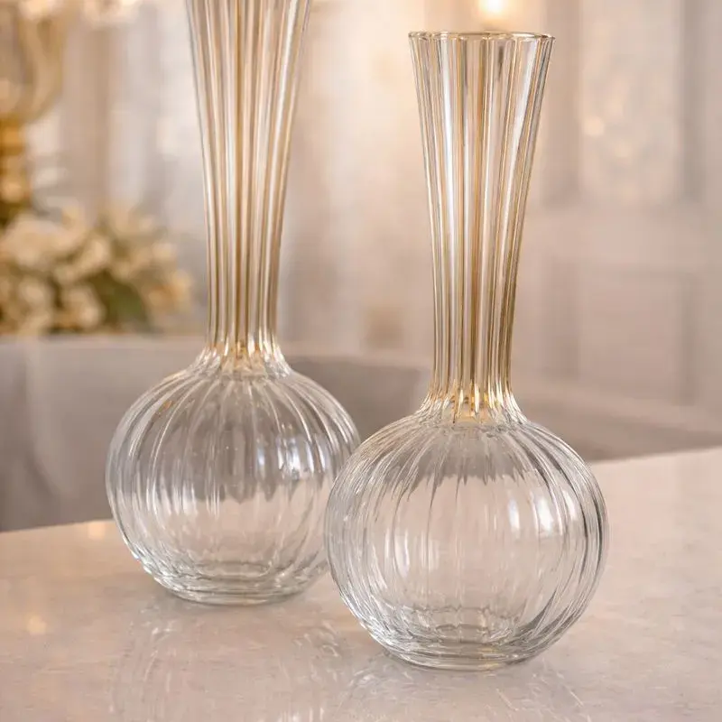 Vase décoratif en verre transparent avec rayures dorées élégantes