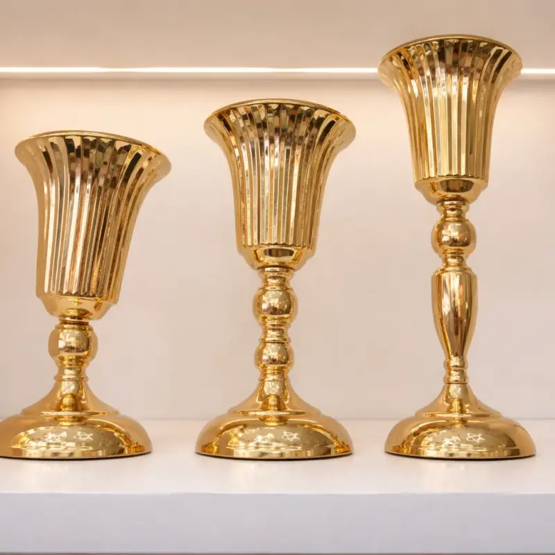 Vases décoratifs dorés design élégant à finition brillante