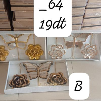 Patère murale décorative avec papillon et roses métalliques dorées